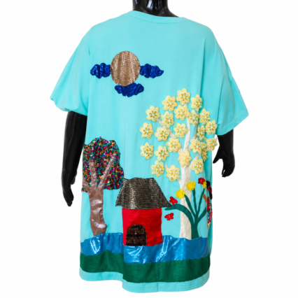 Camiseta intervenida por las tejedoras